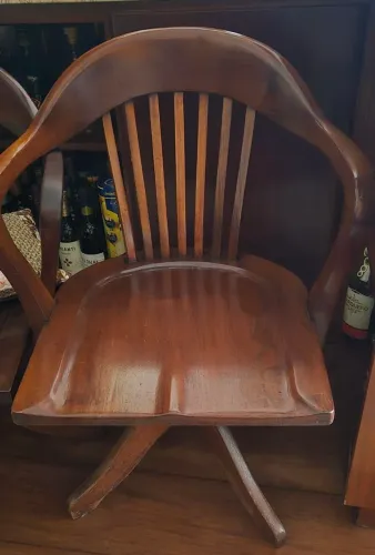 Cadeira com mais de 100 anos, perfeita com toda ferragem funcionando 