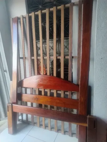 Cama de madeira.