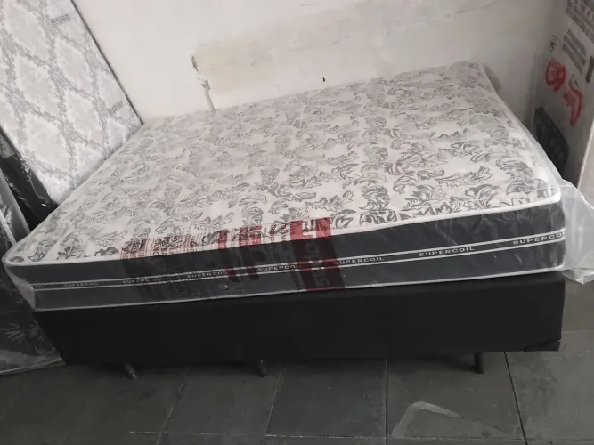 Vendo um conjunto box de casal. Produto de mostruário