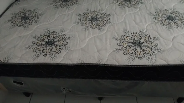 Cama de solteiro semi nova.