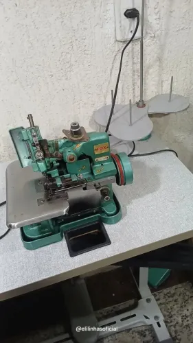 Máquina de costura Overlock em perfeito estado. Acompanha mesa e alguns fios.