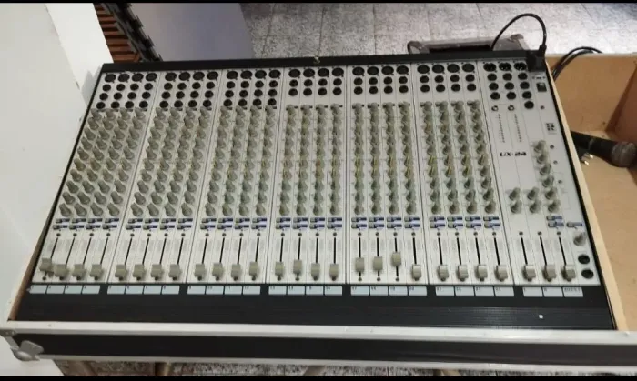 Mesa de Som Analógico Staner 24 canais