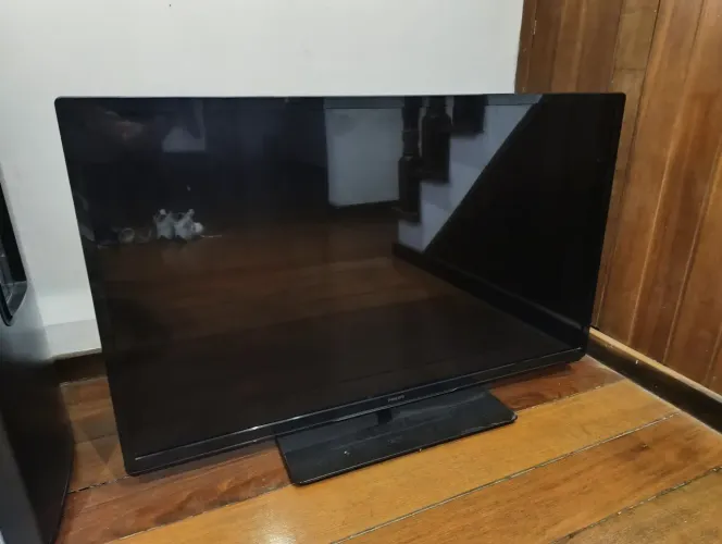 TV Philips 47" com defeito