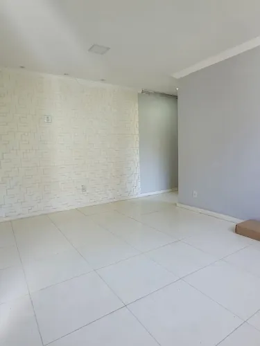 Duas casas no mesmo terreno uma com quintal.