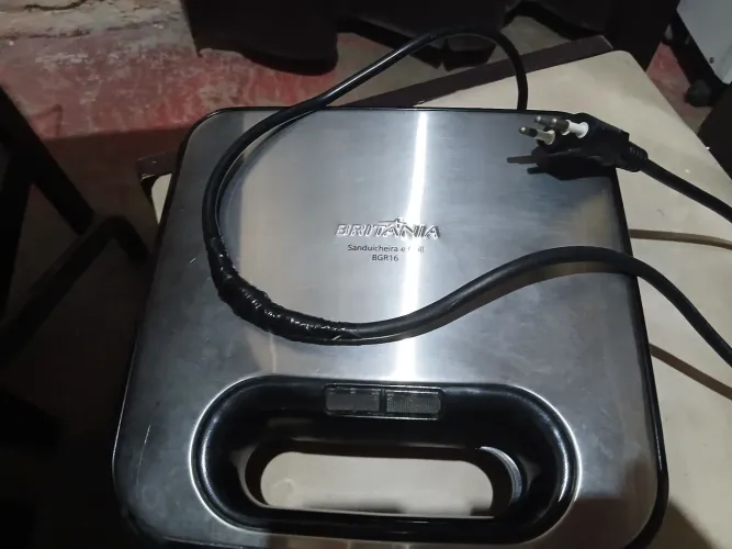 Sanduiicheira Grill Britânia bgr16