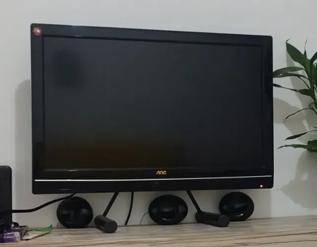 TV AOC de 32 polegadas LCD Modelo LC32W053 - Oportunidade! Para vender logo!