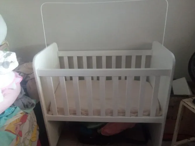 Vendo mini berço, semi-novo (cabe em todo lugar e não ocupa MT espaço)