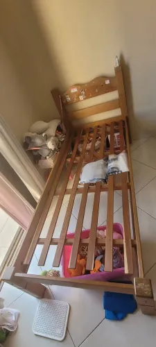 Cama de solteiro de madeira maciça com colchão