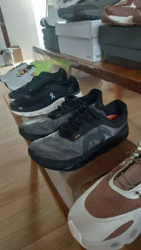 Tênis importados (On Running, New Balance, Alo Yoga etc)