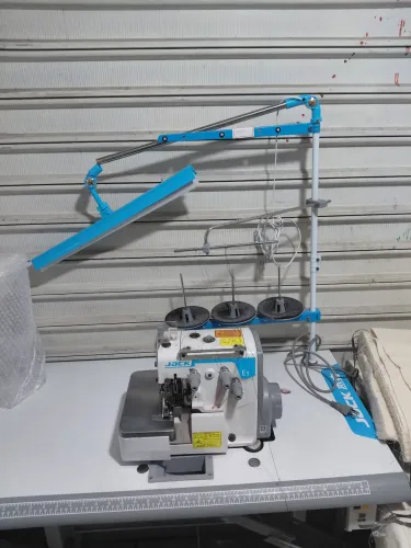 Máquina Overlock Jack