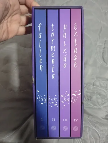 Vende-se box de livros da série Fallen