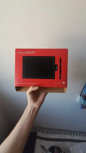 Mesa Digitalizadora One By Wacom CTL472, Pequena, Pen LP-190K, Preto e Vermelho