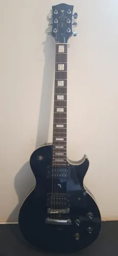 Guitarra Golden Les Paul (com capa rígida, cabo, correia e suporte)