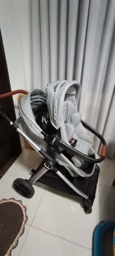 Carrinho de bebê três em 1- Moisés, bebê Confort e cesto.