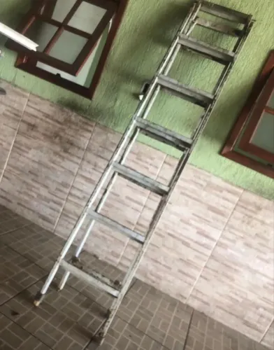 Escada grande de metal - Construção