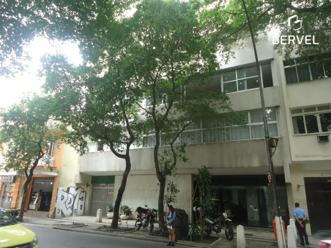 Condomínio Ed. Ibis, localizado em Copacabana, Rio de Janeiro. Este apartamento espaçoso p
