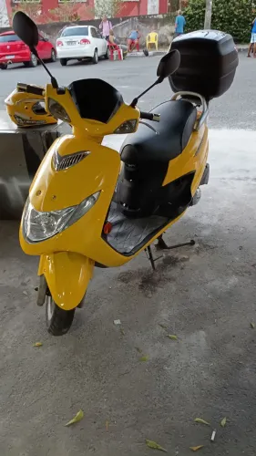 Vendo moto Burgman automática 2009 com capacete e baú.