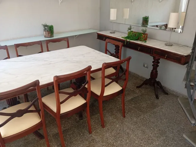 Mesa Estilo Inglês tampo em Mármore Calacata com 8 cadeiras 