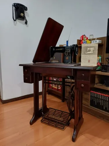 Máquina antiga de costura Singer