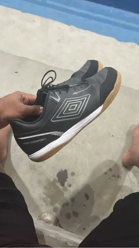 Futsal umbro semi novo 