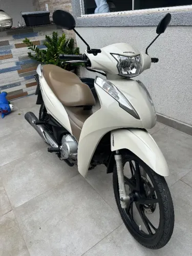 Honda biz branco pérola 