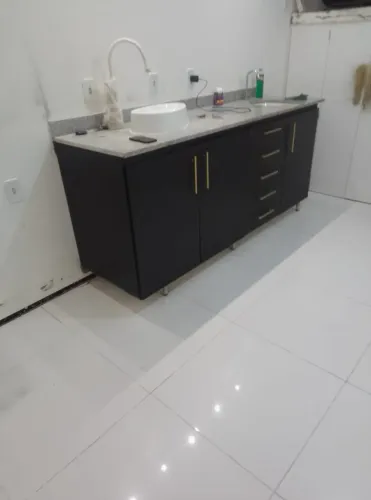 Envelopamento e laqueamento de mesa