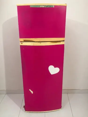 Vendo essa geladeira , interessados chama no chat ou whatsapp, dispenso curiosos !