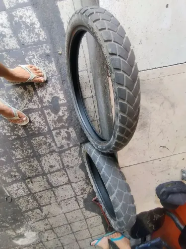 Vendo par de pneu metezeler aro 21 e 18
