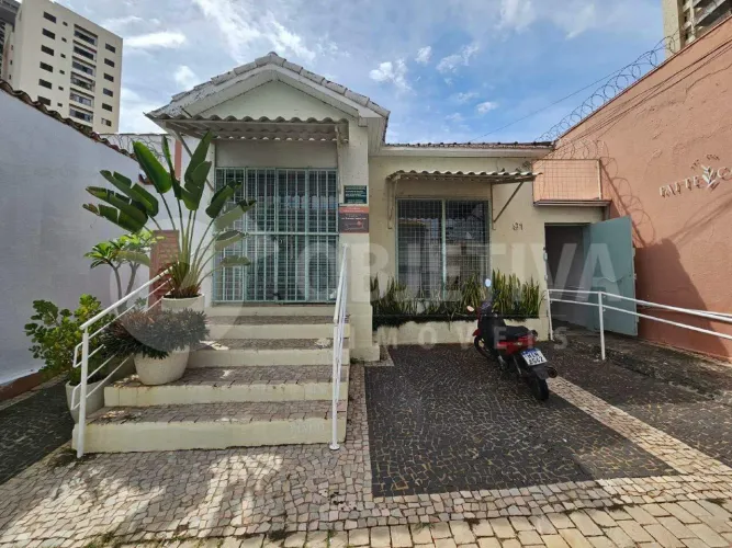 Excelente casa comercial disponível para aluguel no Bairro Fundinho região central de Uber