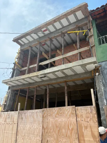 Vende madeiras eucalipto e Pinus