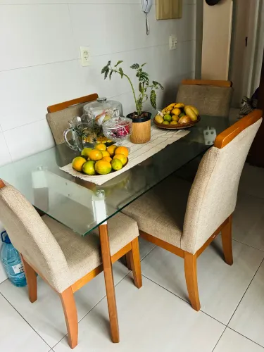 Mesa de vidro com 4 cadeiras estofadas em excelente estado.