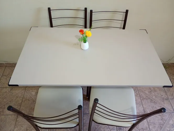 Vendo mesa de ferro com 4 cadeiras 