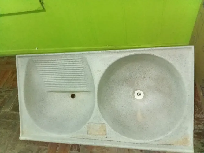 Vendo Pia de lavanderia usada, em ótimo estado de conservação. Ideal para área de serviço.