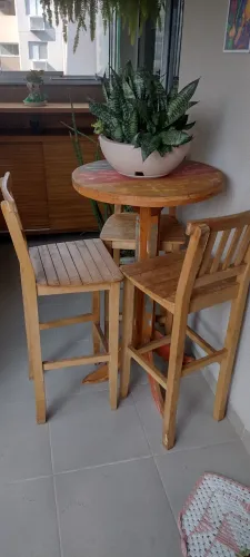 Mesa retrô com 3 cadeiras em madeira crua