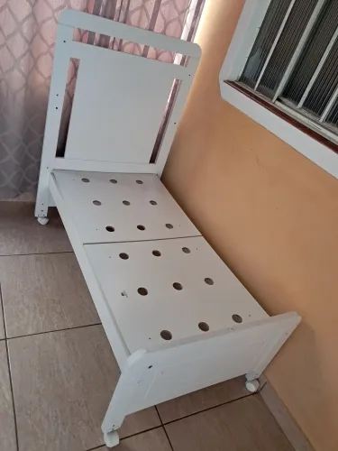 Cama infantil em madeira cor branca 1,36 x 0,80 com colchão.