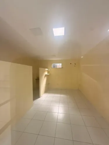 Alugo lojas dentro de um centro comercial na feira da liberdade