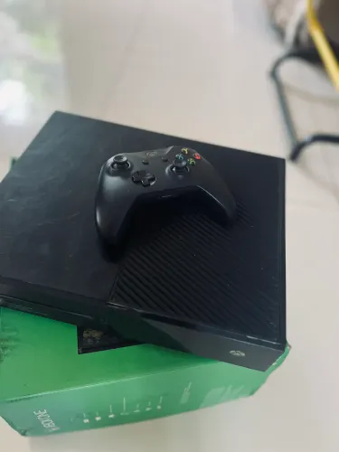 Xbox one com pouco tempo de uso com rdr2, gta 5, descenders, minecraft, fc24