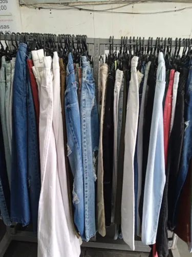 Vendo lote de roupa com a varia