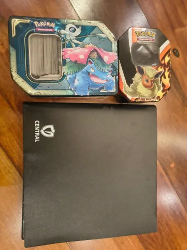 Cartas Pokémon - álbum e latas com 980 cartas