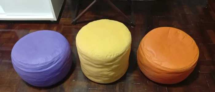 Conjunto de 3 Puffs coloridos macios, de couro sintético e linho.