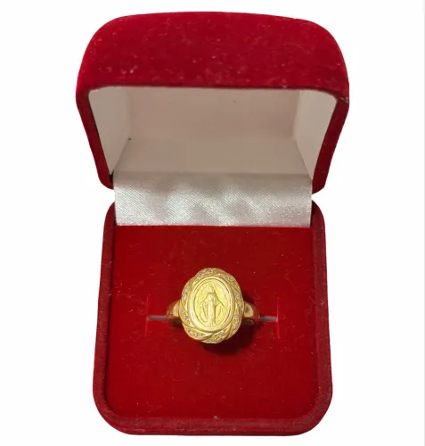 Anel Nossa Senhora de Fátima em Ouro 18k com 16 diamantes.