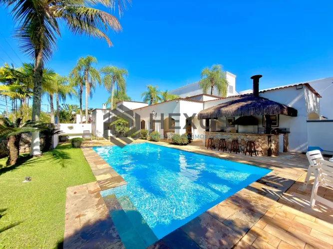 Casa de alto padrão com piscina e área gourmet no Jardim Acapulco, Guarujá