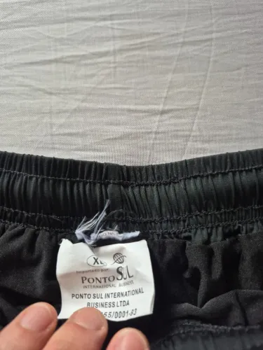 Bermuda Tamanho P ou M (?) Bolso com Zíper e Short Interno