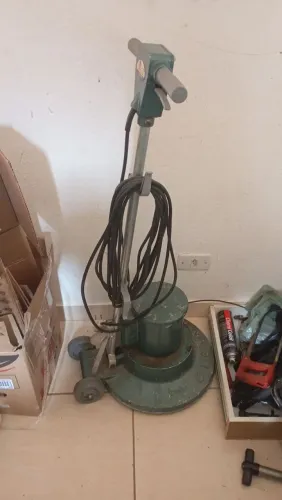 Vendo enceradeira industrial 400<br>Valor: R$ 2.500,00 (aceito propostas)