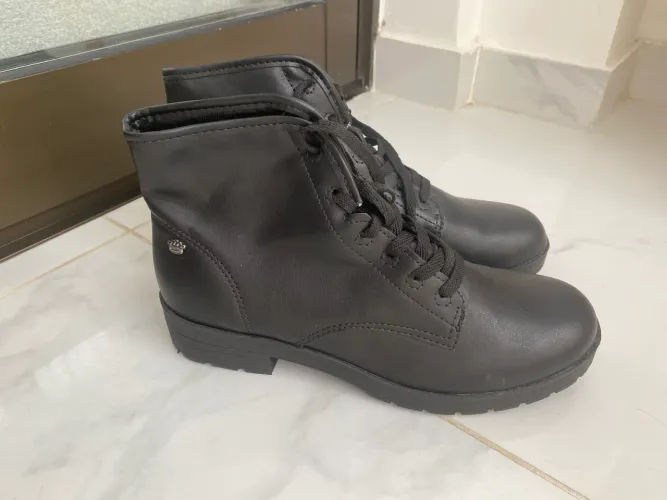 Bota coturno confortável usada só 1x nova