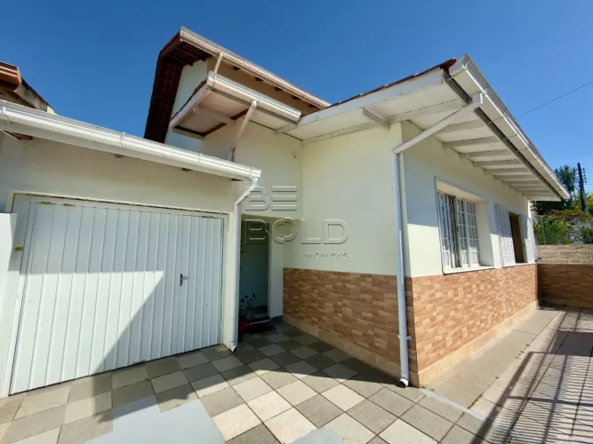 Casa com quintal e edícula