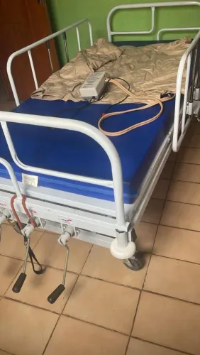 Cadeira de roda e cama hospitalar