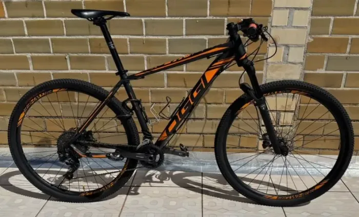 Bike Oggi 7.3, quadro 19, rodas 29, câmbio Deore XT, suspensão invertida Manitou com trava