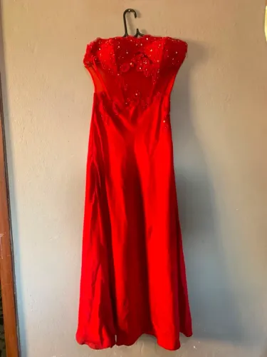 Vestido de festa de cetim (tamanho P)