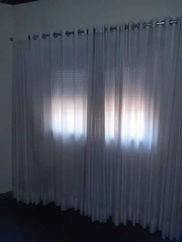 Cortina em voal branco 2.5 m x 2.35 m (largura x altura)